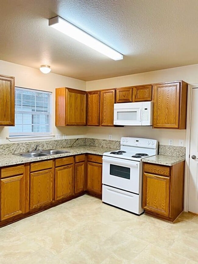 Foto del edificio - 2235 Toledo St