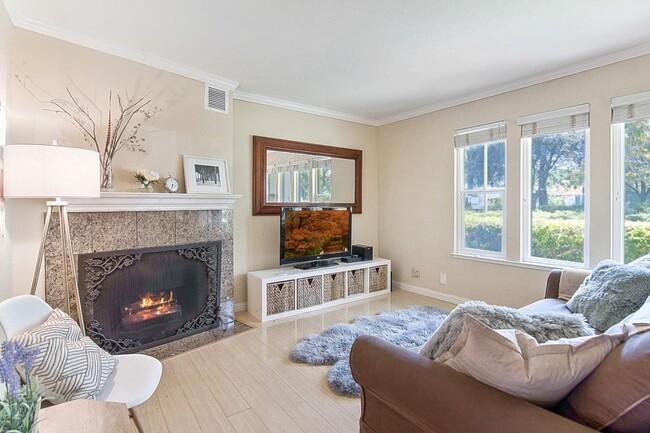 Building Photo - Desirable Villa de Los Gatos Townhome  w/ ...