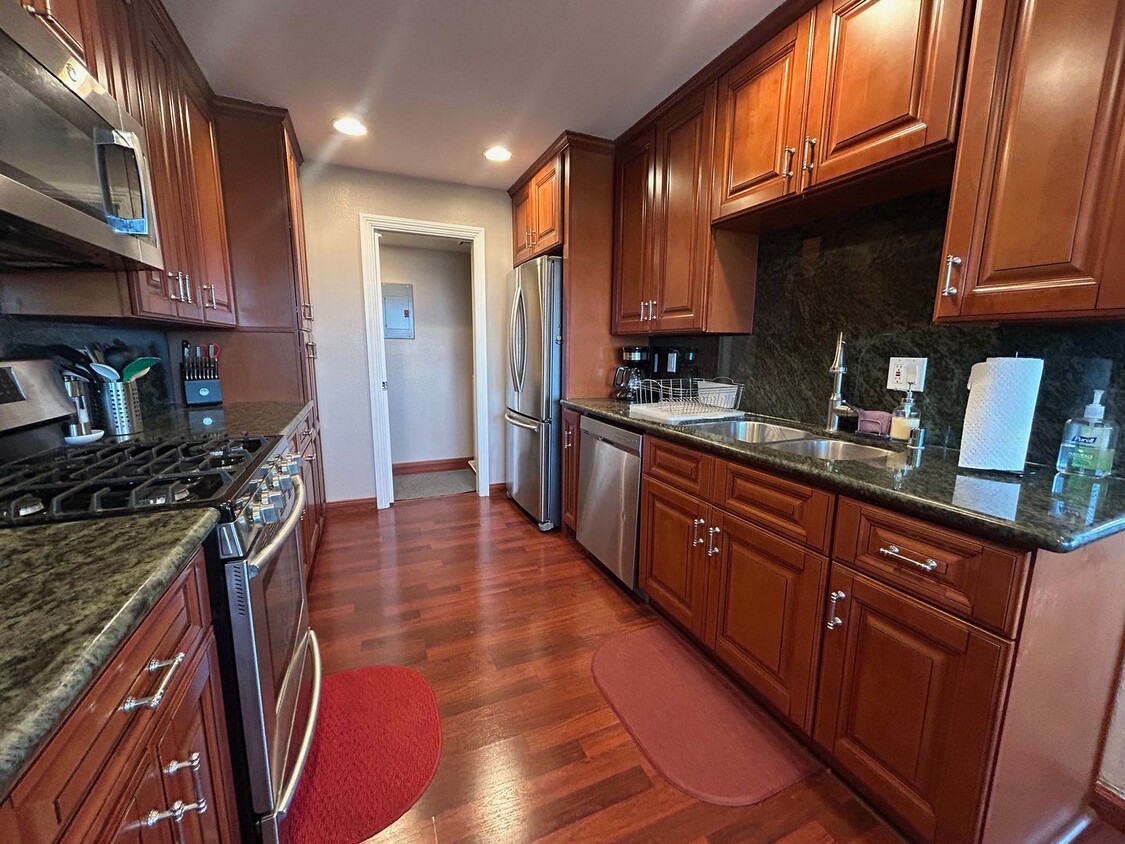 Primary Photo - Rent Today!! Stunning Furnished 3-Bedroom ...