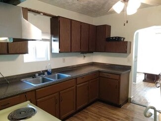 Building Photo - 619 Cove Rd