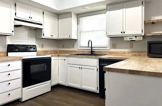 Foto del edificio - 821 W Rosewood Dr