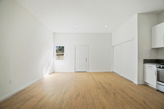 Building Photo - 6728 Lindley Ave