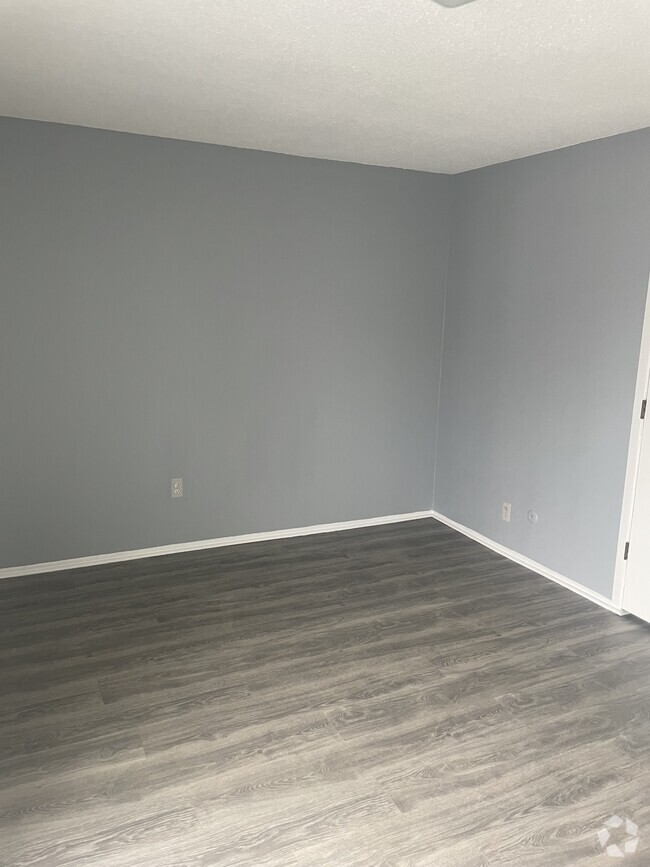 Building Photo - 25 E Elmwood Ave