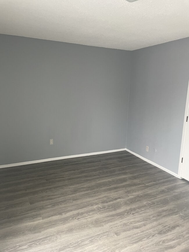 Building Photo - 25 E Elmwood Ave