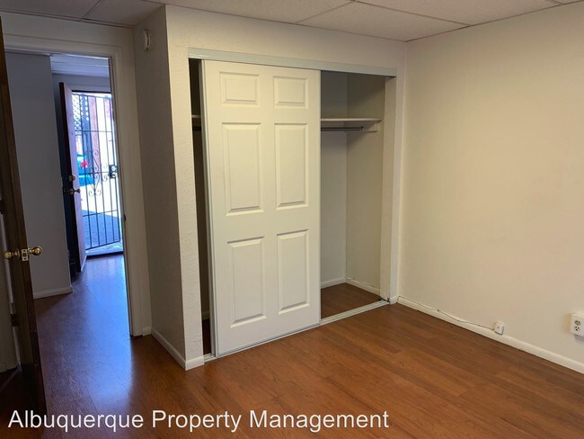 Building Photo - 1 br, 1 bath Apartment - 310 University SE