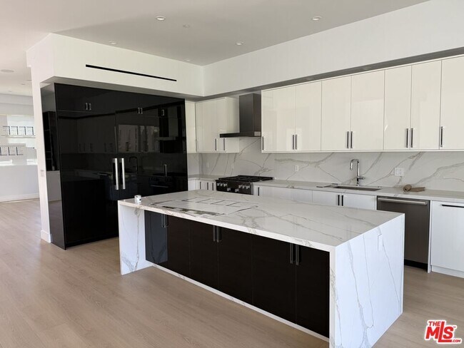 Foto del edificio - 10360 Ilona Ave