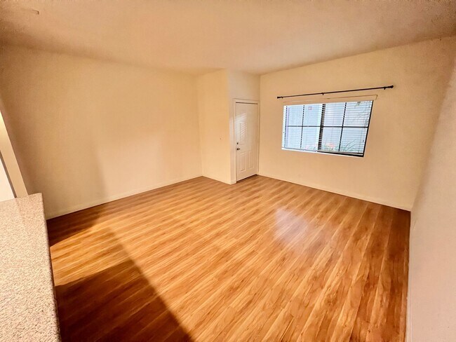Building Photo - Upgraded 1 Bedroom Condo in a Secured Quie...