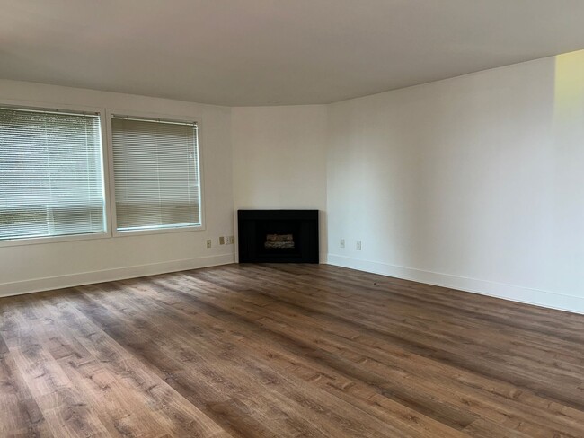 Foto del edificio - Alki Ave 2BR/1.75BA Condo - Large Floor Pl...