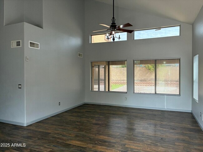 Foto del edificio - 25550 W Pioneer St