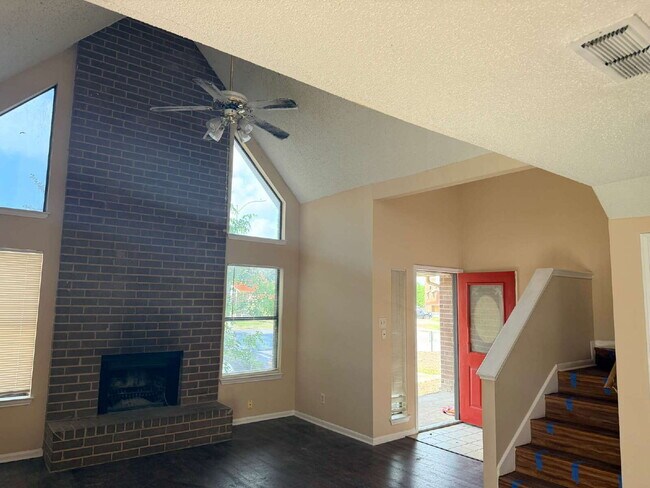 Foto del edificio - Two Bed/ Two Bath Duplex Home, Close to Ft. Sam Houston