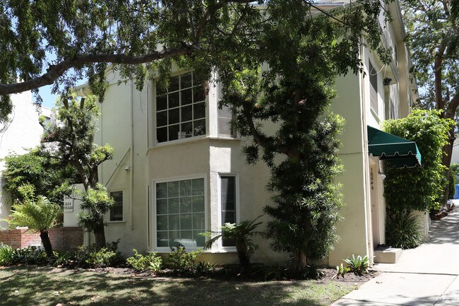 Foto del edificio - 1664-1666 1/2 Malcolm Ave