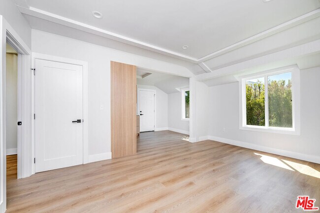 Foto del edificio - 4522 Laurel Canyon Blvd