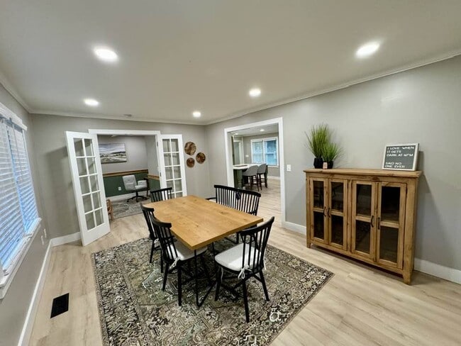 Building Photo - 103 Poinsettia Dr
