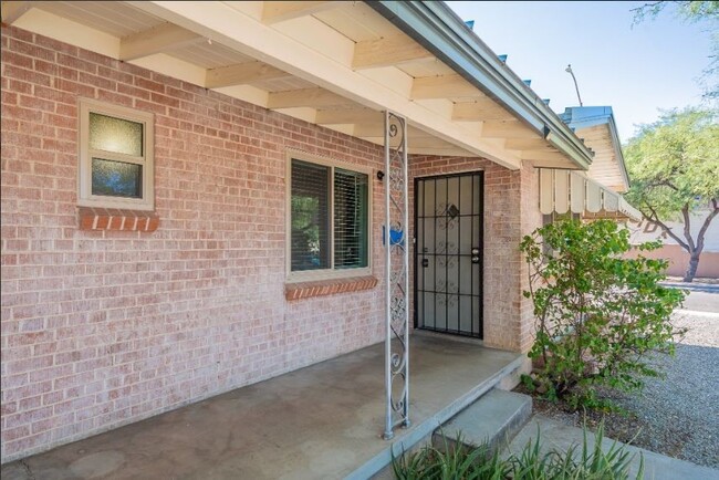 Building Photo - Charming Central Tucson Home with Versatil...