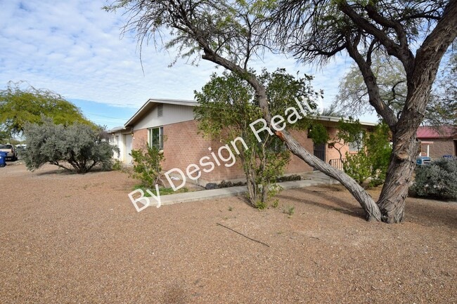Building Photo - Massive 2 Bed 2 Bath Corner Lot Duplex w/ 1 Car Garage – Near UA & Downtown