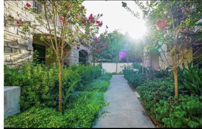 Foto del edificio - 3 br, 3.5 bath Townhome - 9315 Alondra Bou...