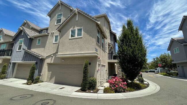 Foto del edificio - Gorgeous 4 Bed/4 Bath End Unit Condo with ...