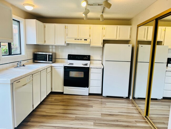 Building Photo - Wonderful Wilsonville Townhouse