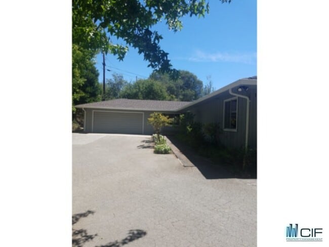 Building Photo - 111 Skylark Ln