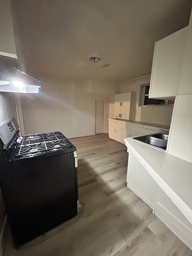 Photo du bâtiment - 9837-9868 68 Ave NW