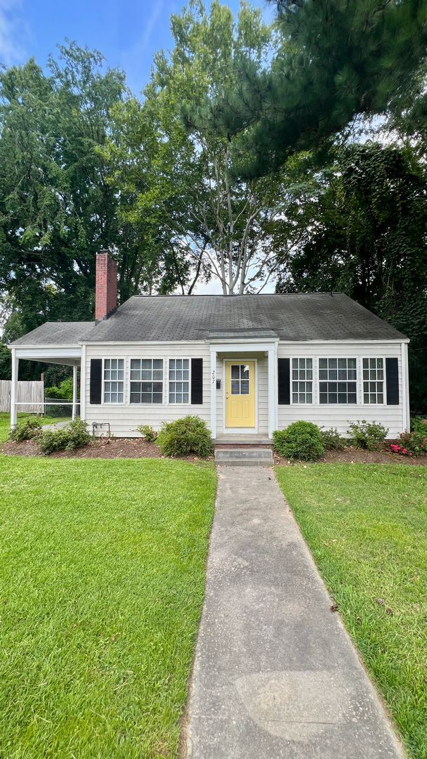 Foto del edificio - Fenced in 4 bedroom home for 4 or 3 people!