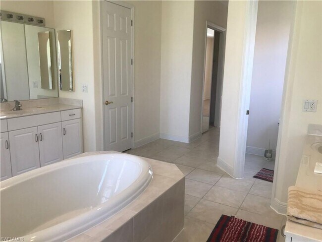 Building Photo - 401 SW 33rd Ave