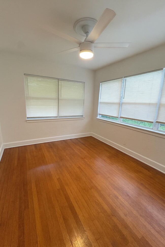 Foto del edificio - 8145 22 ND AVE N ST PETE