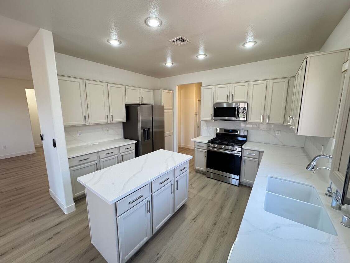 Foto principal - Remodeled 2BD/2BA with Golf & Mountain Vie...