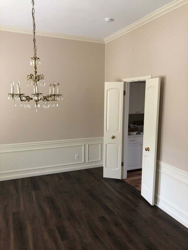 Foto del edificio - 6 Bedrooms Plus So Much More!