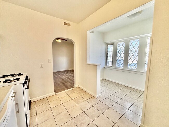 Foto del edificio - 3810-3812 Central St.