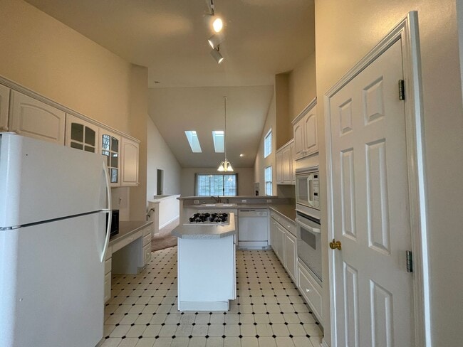 Building Photo - 4368 Pond Ridge Ct