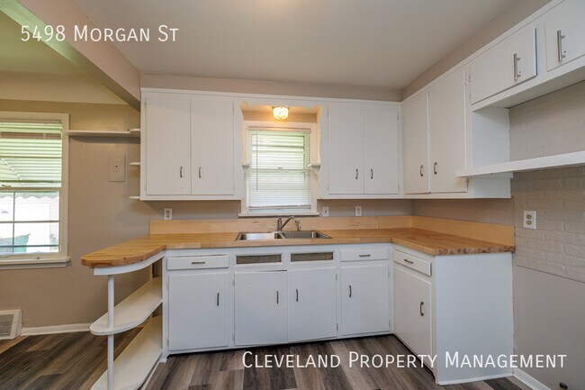 Building Photo - Renovated Maple Hts Bungalow