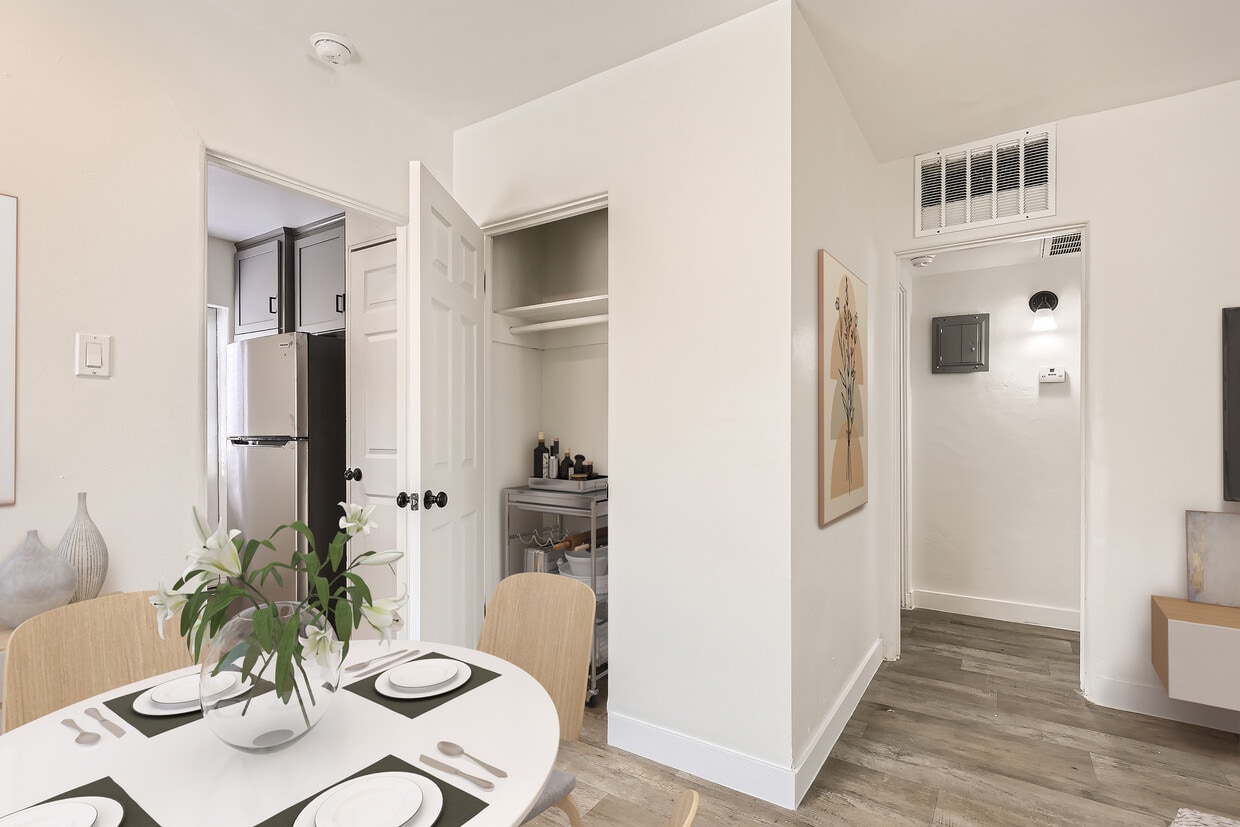 21 Closet - Encanto Park Apartments