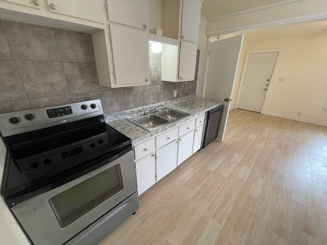 Building Photo - 107 W Texas Ave