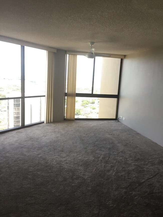 Building Photo - Beautiful 1-bedroom Nuuanu Craigside