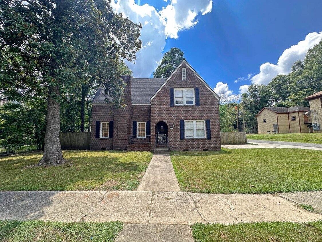 Foto principal - Large 4 bedroom in Highland!