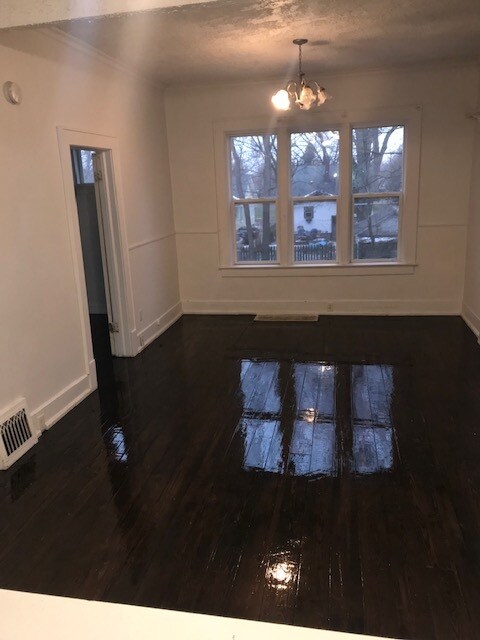 Living room - 103 E 21st St