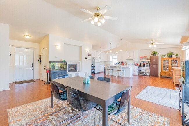 Building Photo - Conveniently located 3 Bedroom, 2 bath