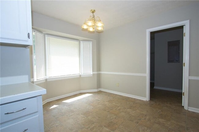 Building Photo - 2421 Sherrie Ln SW