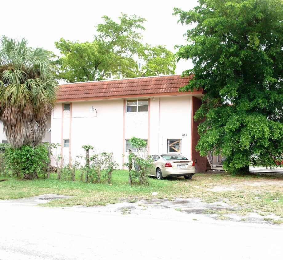 Building Photo - 675 NE 166th St