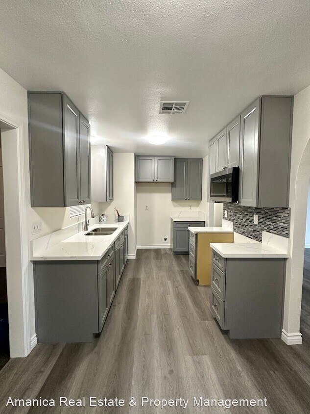 Foto principal - 4 br, 2 bath House - 24746 Starcrest Dr.