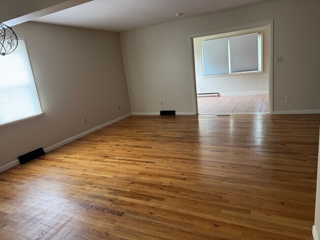 Building Photo - 4763-4765-4765 Nugent Dr