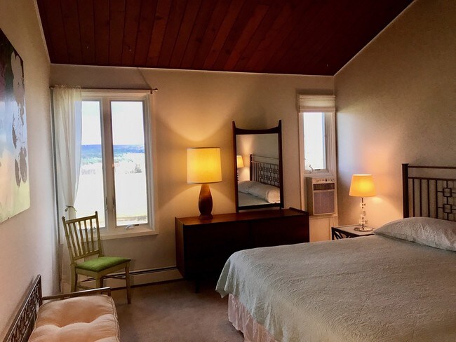 Master bedroom - 232 N East St