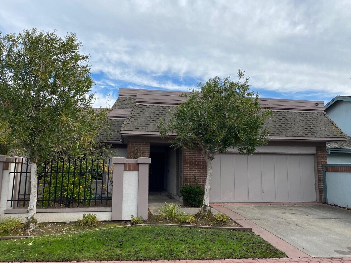 Primary Photo - 976 De Soto Ln
