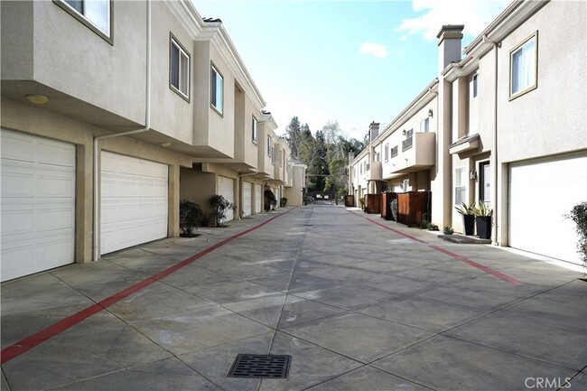 Building Photo - 7124 N Farralone Ave