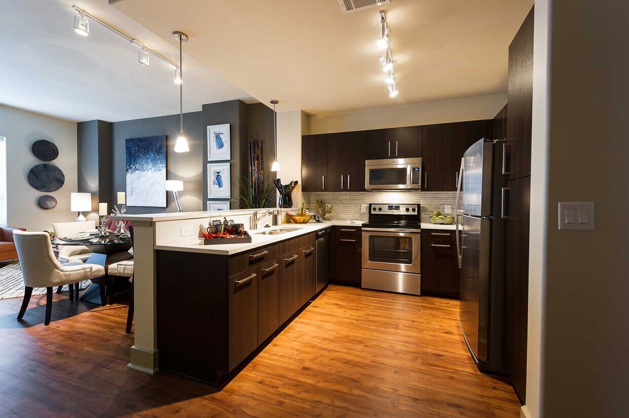 Primary Photo - Luxury Living in Montrose 2/2