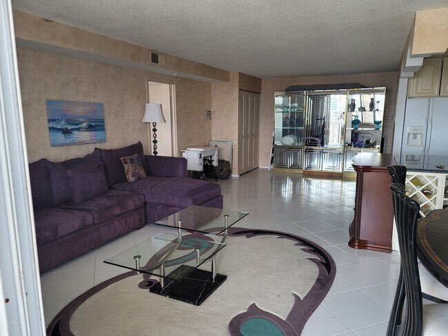 Spacious modern unit - 100 S Berkley Sq