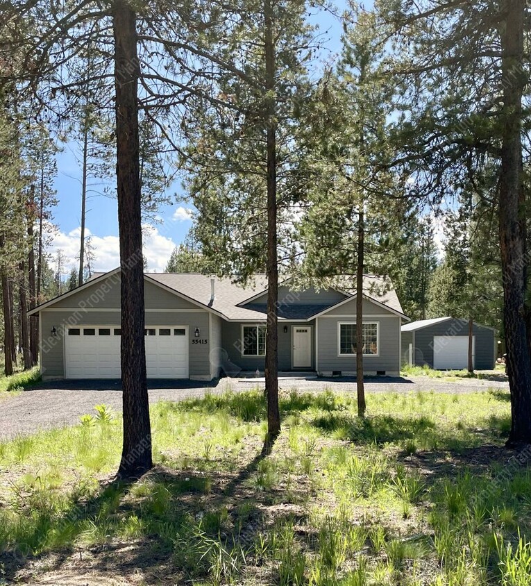 Foto principal - Beautiful home in Sunriver on wooded lot a...