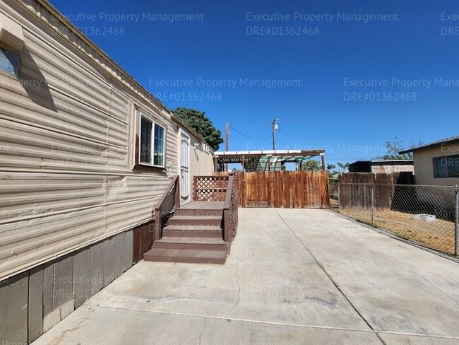 Building Photo - 3 bedroom/ 2 bathroom home