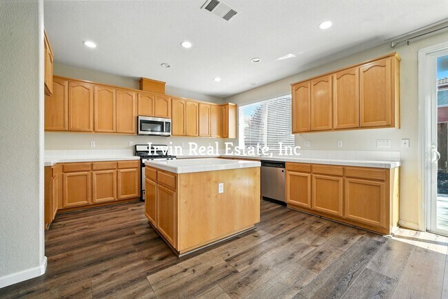 Foto del edificio - 5 Bedroom and 3 Bathroom Home
